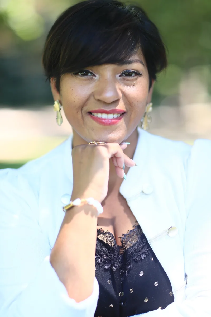 Elia Pribil, formatrice et artiste en appels d'offres